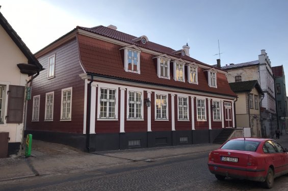 Koka karkasa māja Cēsīs